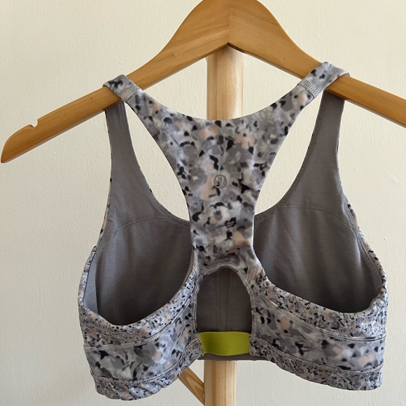 Lululemon sports bra. Good used condition. Minor piling. See photos - Picture 3 of 7